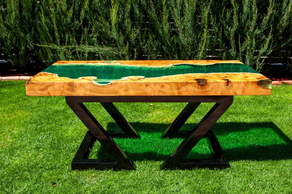 Large green table for the whole family of natural wood and epoxy
