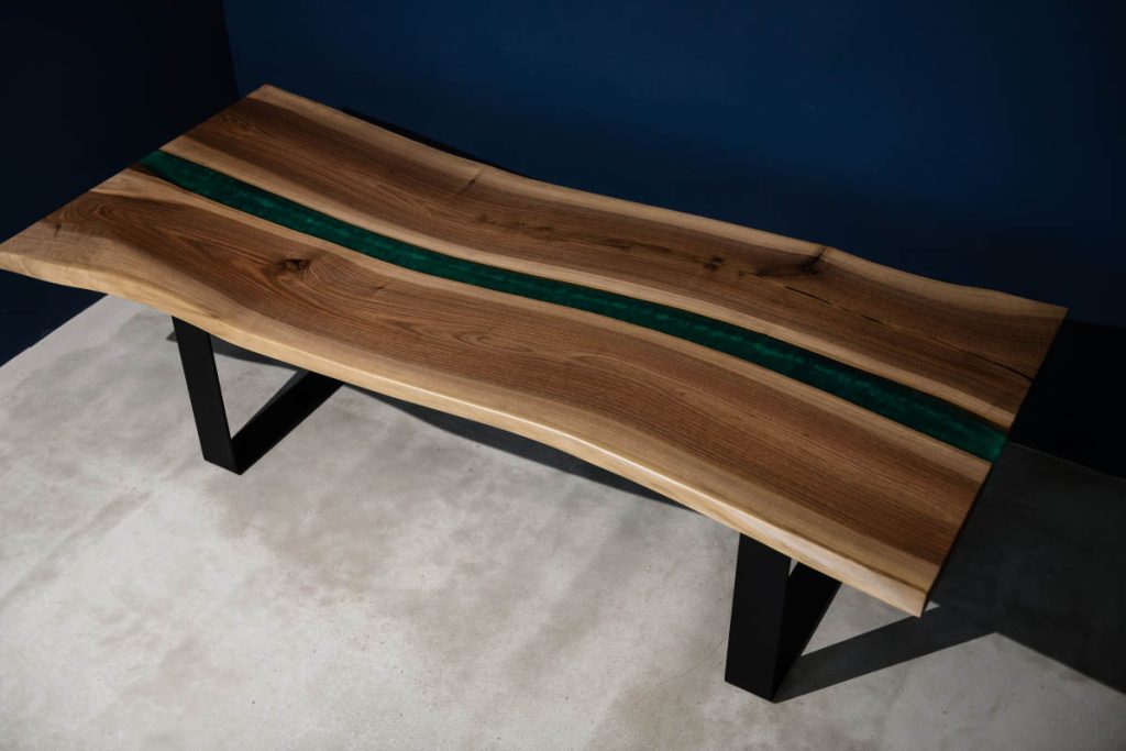large table for the whole family of natural wood and epoxy